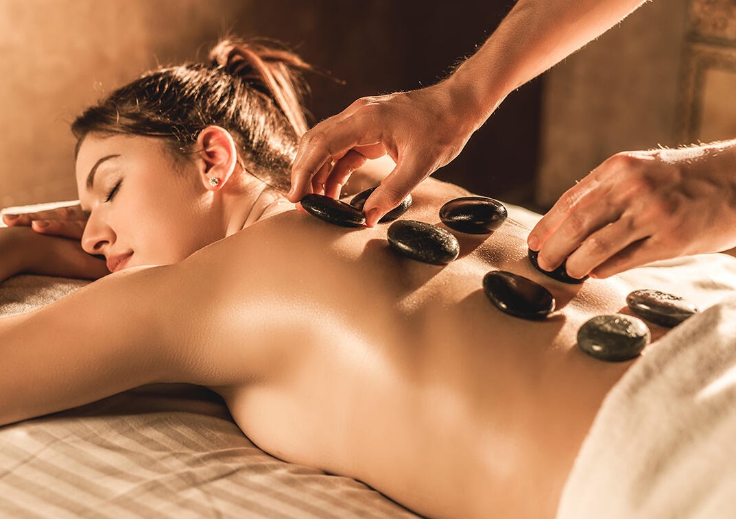 Massage đá nóng có tác dụng giảm đau cơ xương khớp, thư giãn tinh thần Massage đá nóng có tác dụng giảm đau cơ xương khớp, thư giãn tinh thần